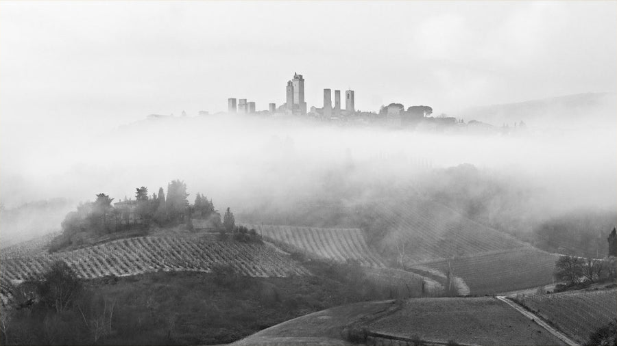 San Gimignano nella nebbia