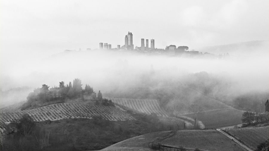 San Gimignano nella nebbia