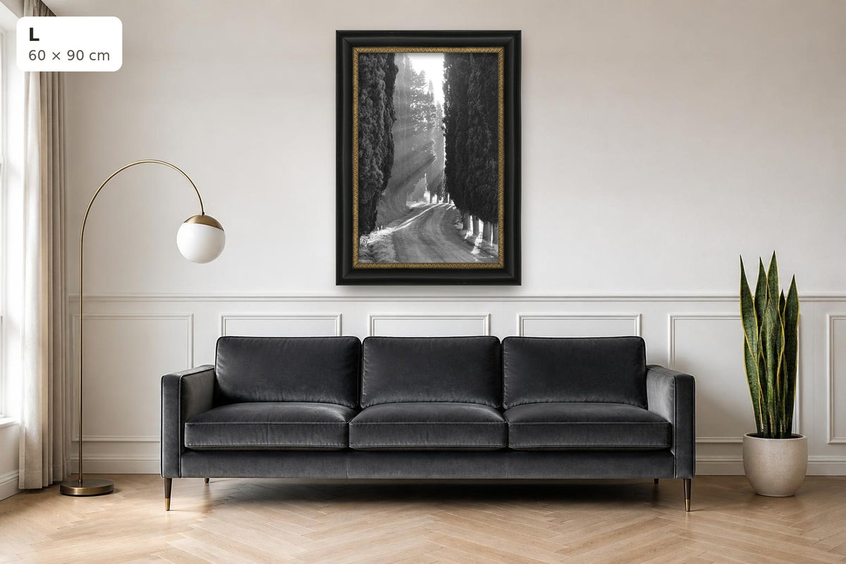 Écho de lumières – tirage d'art de Duccio Nacci, format L avec cadre noir et or, présenté au-dessus d'un canapé