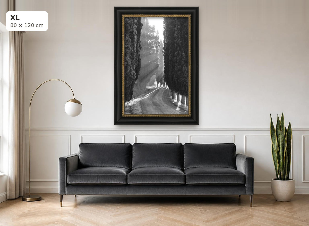 Écho de lumières – tirage d'art de Duccio Nacci, format XL avec cadre noir et or, présenté au-dessus d'un canapé