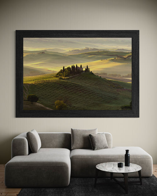 Die schwebende Landschaft – Morgenlicht über den Hügeln des Val d'Orcia, eine Villa zwischen alten Zypressen – Fotografie von Duccio Nacci