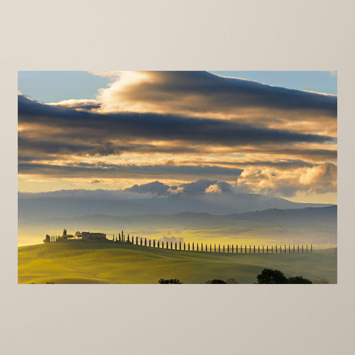 Dawn in Val d’Orcia – Morning fog over the Val d'Orcia hills around a solitary Tuscan farmhouse – photograph by Duccio Nacci