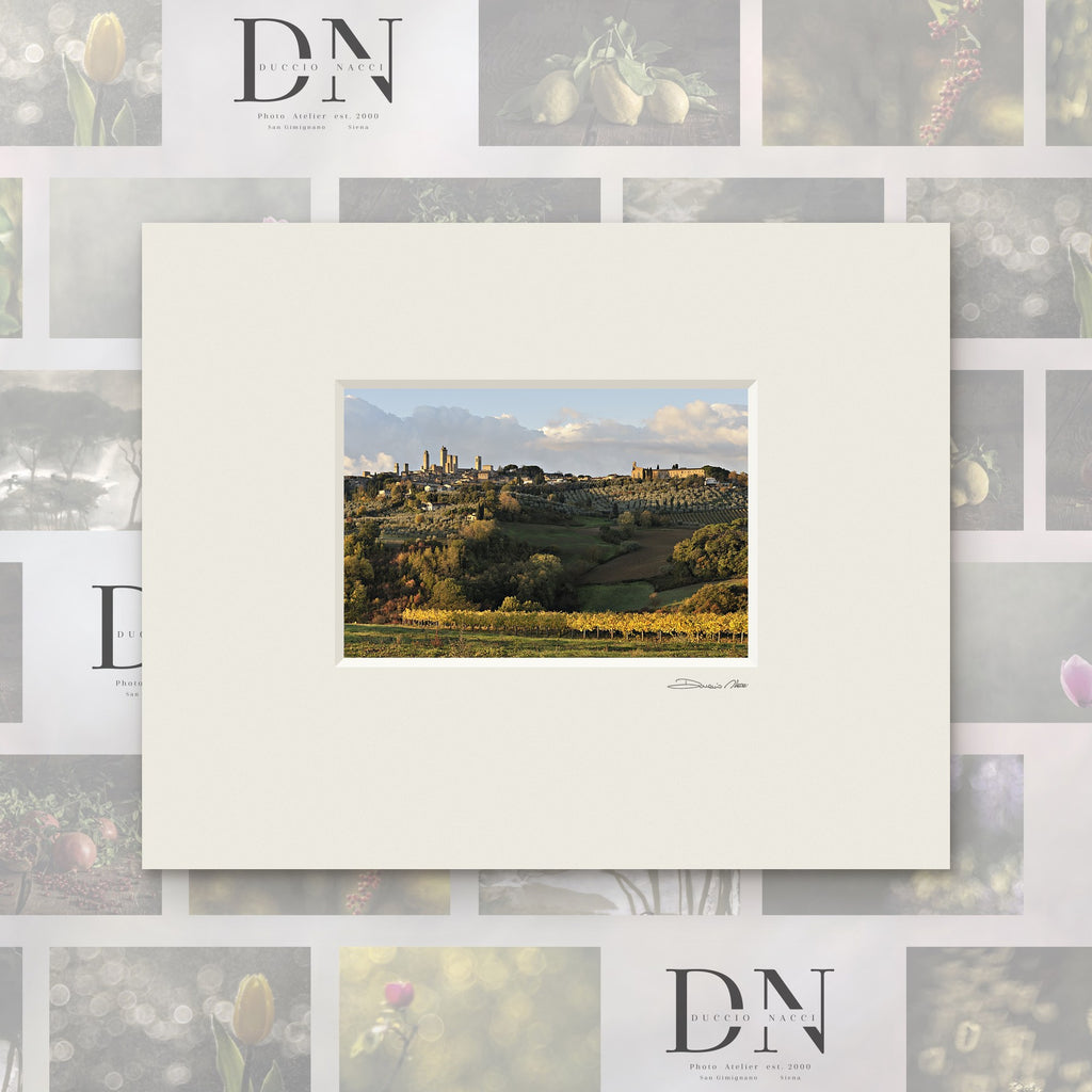 San Gimignano doré – tirage d'art de Duccio Nacci, format 24×30, tirage avec passe-partout blanc