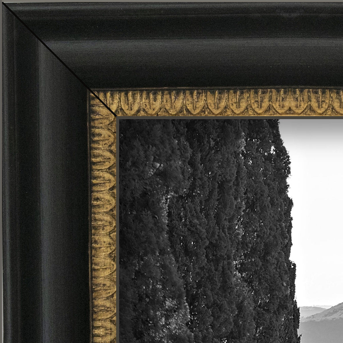 La Dolce Vita – fine art print by Duccio Nacci, frame corner detail, black and gold frame