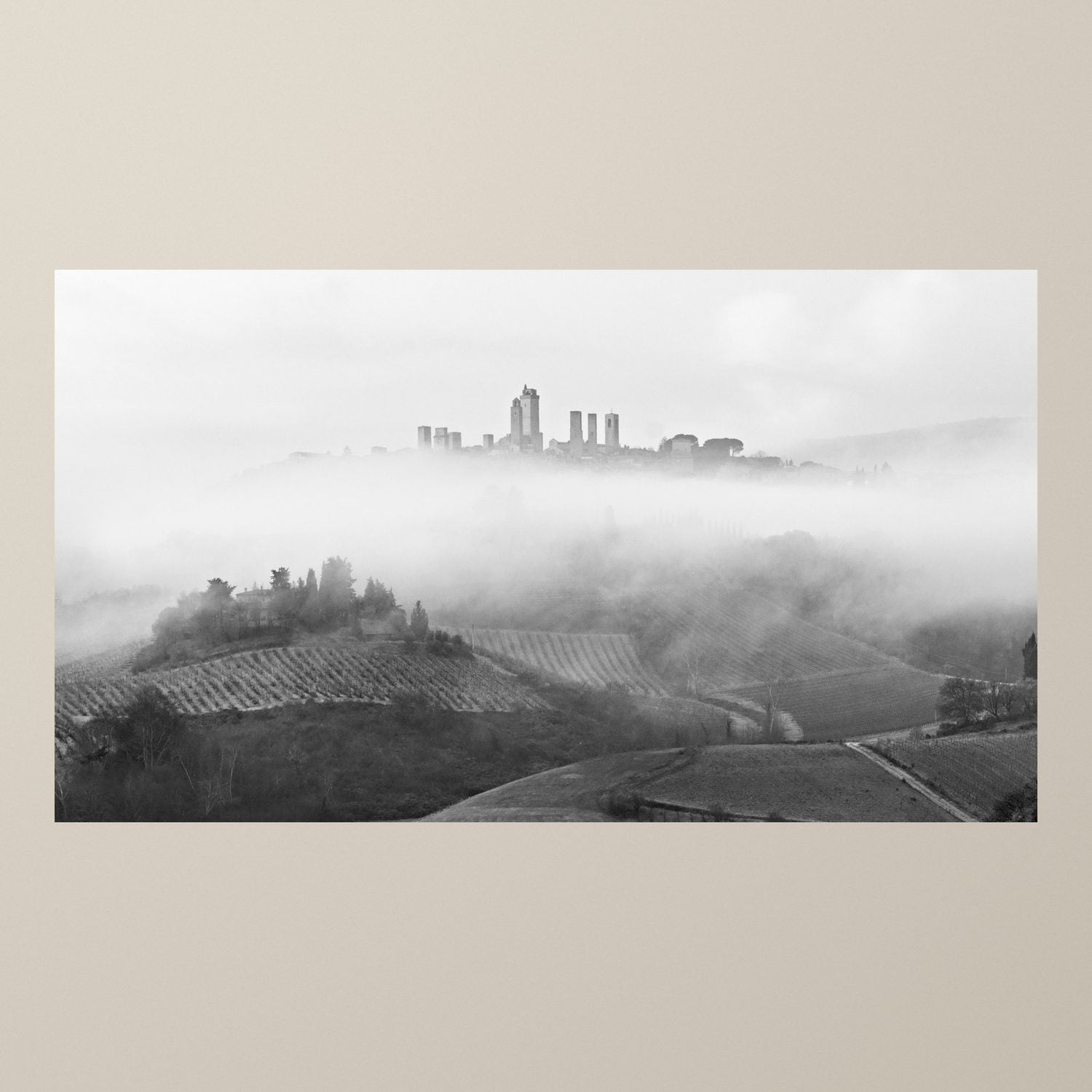 San Gimignano nella nebbia