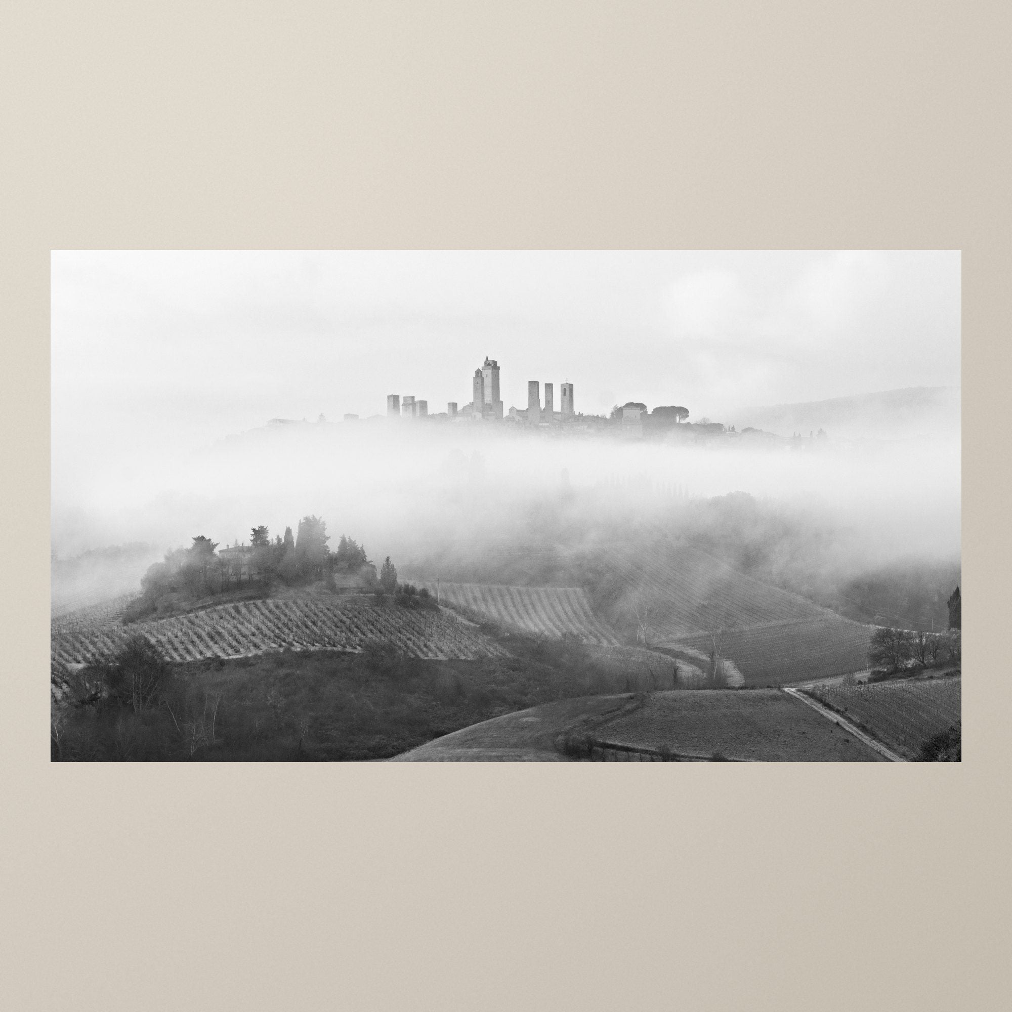 San Gimignano nella nebbia
